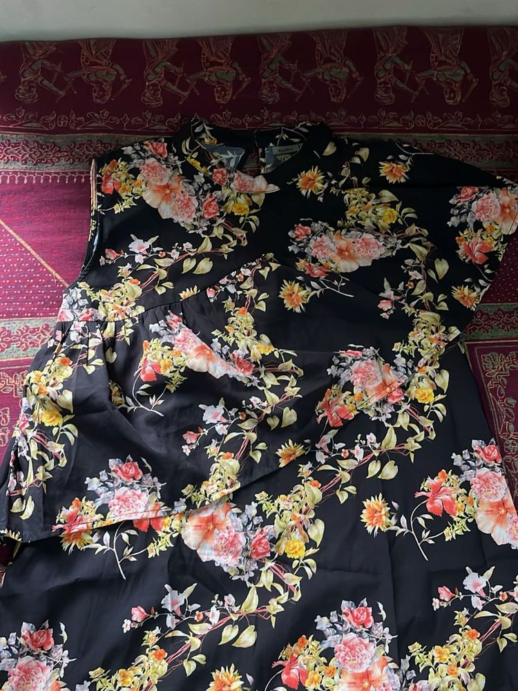 Chic Floral Print Black Top