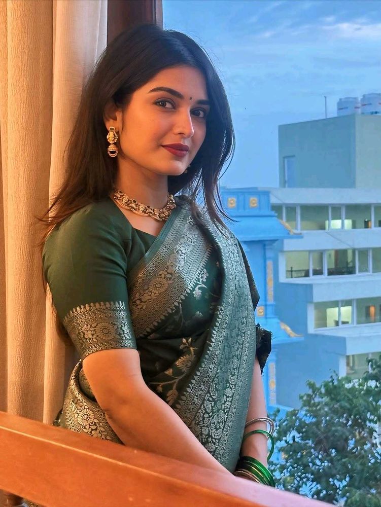 Elegant Green Silk Saree with Intricate Weave