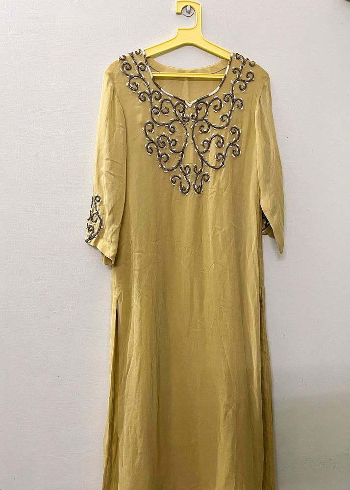 Partywear Kurta And Red Jhuttis Combo