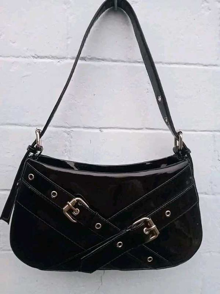 Chic shoulder bag 🖤🕸