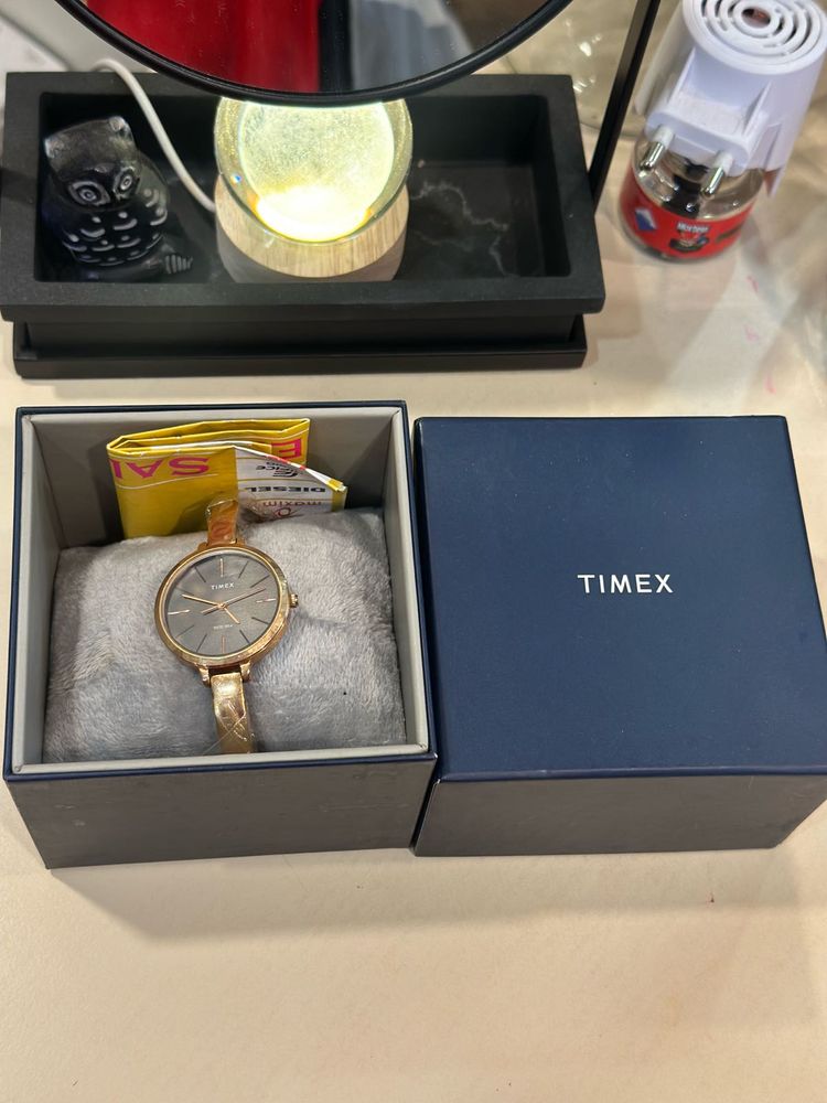 Timex Fashion Women's Black Dial Round Case Watch