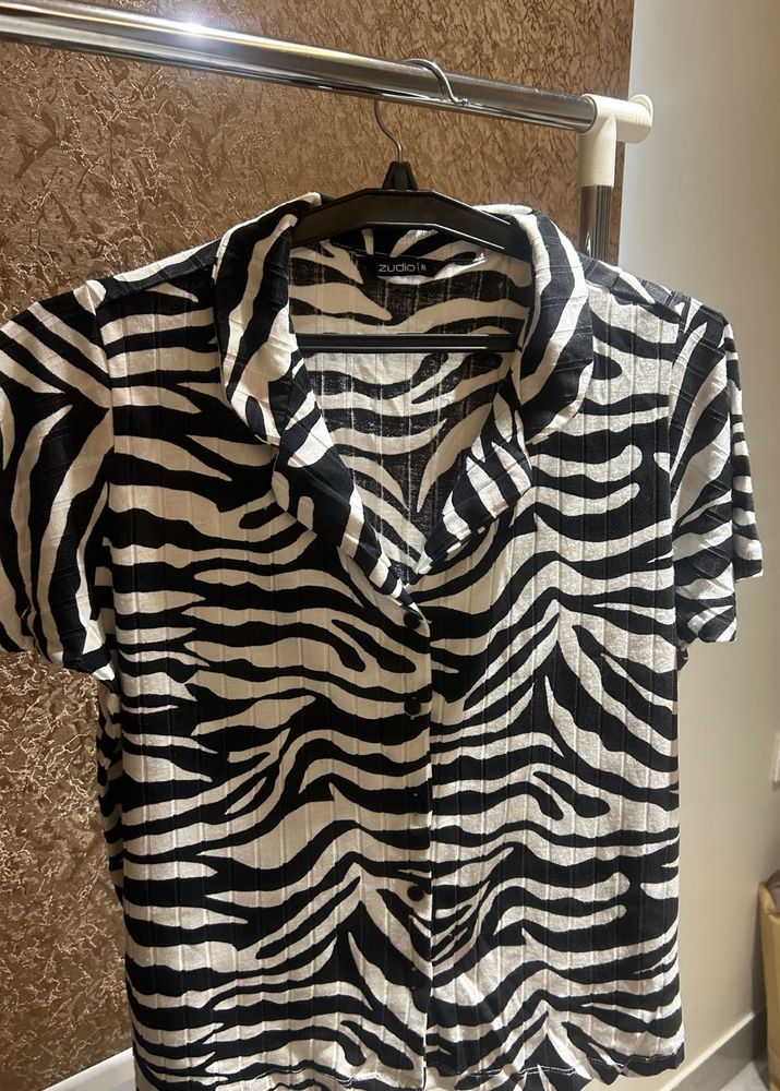 M size Zebra Print Button-Up Top