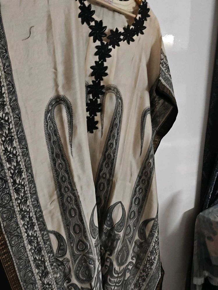 Elegant Paisley Print kaftan Kurta with Black Neck