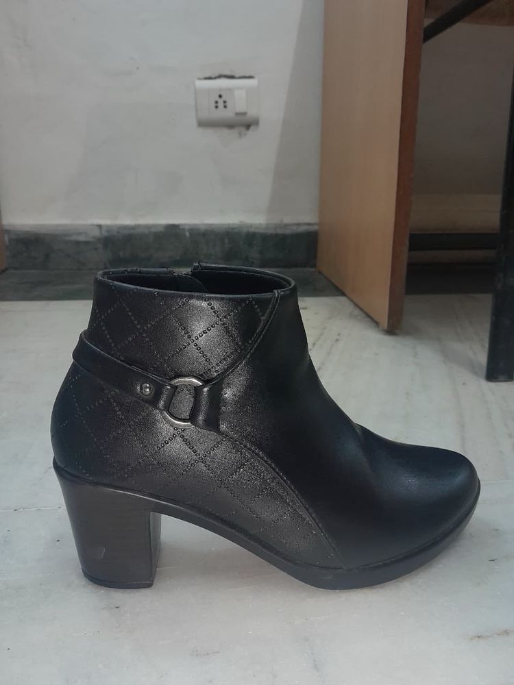 Chic Black Quilted Ankle Boots