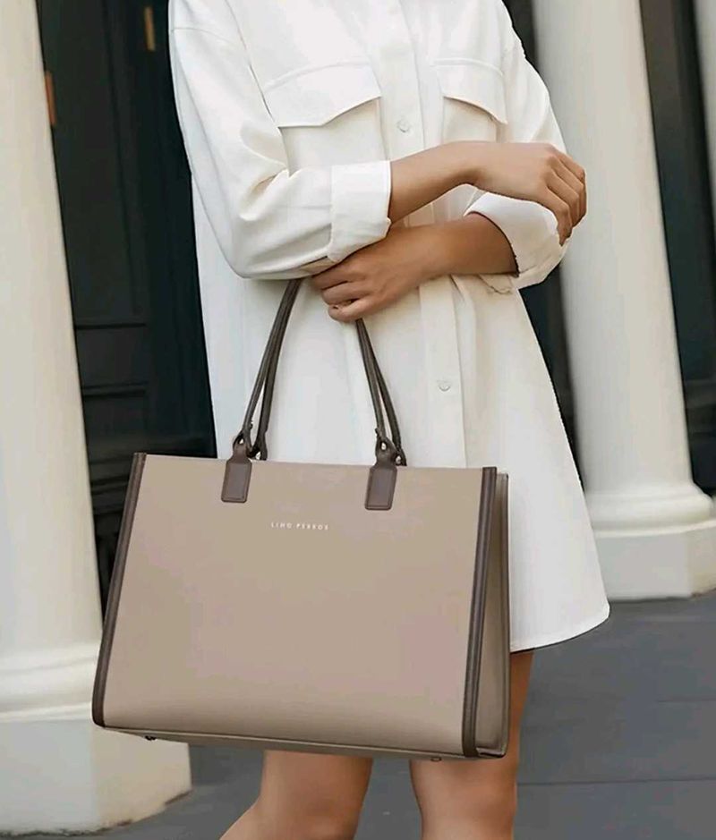 Elegant Tote Bag - Chic and Versatile