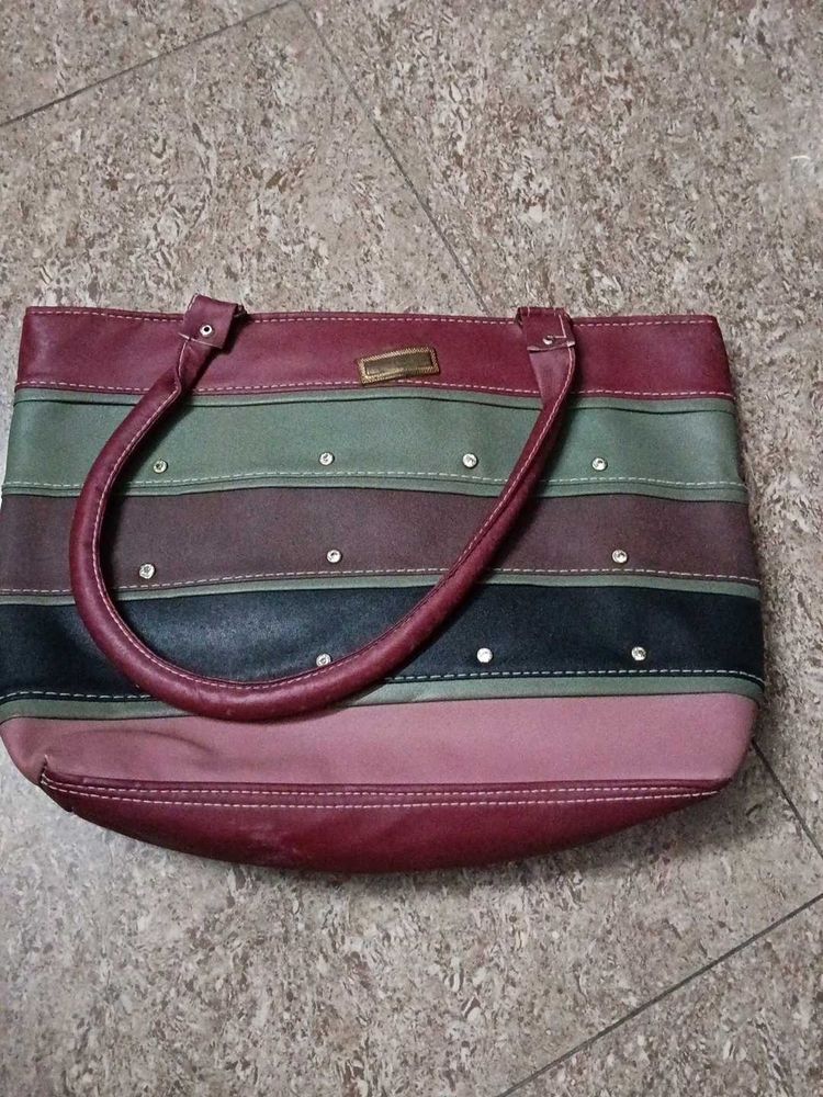 Hand bag, good condition but one zip problem