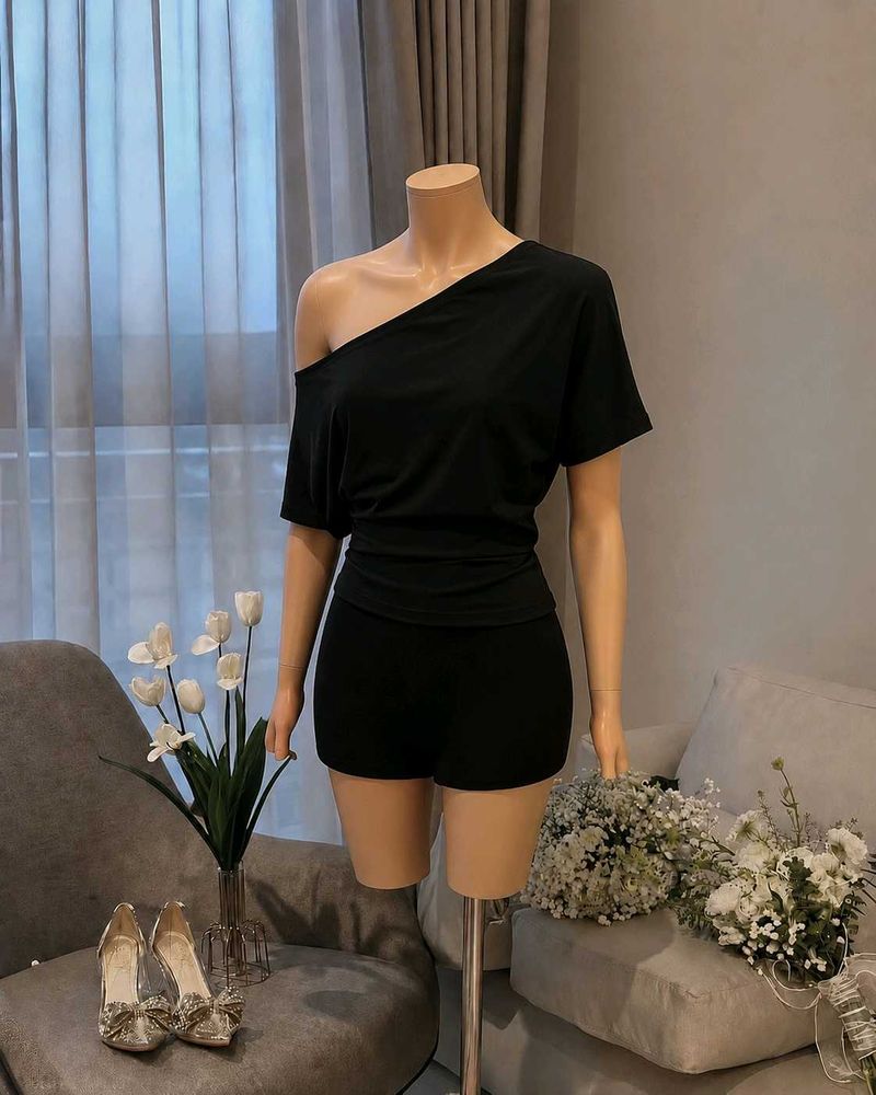 Black Solid One Shoulder Top 🖤