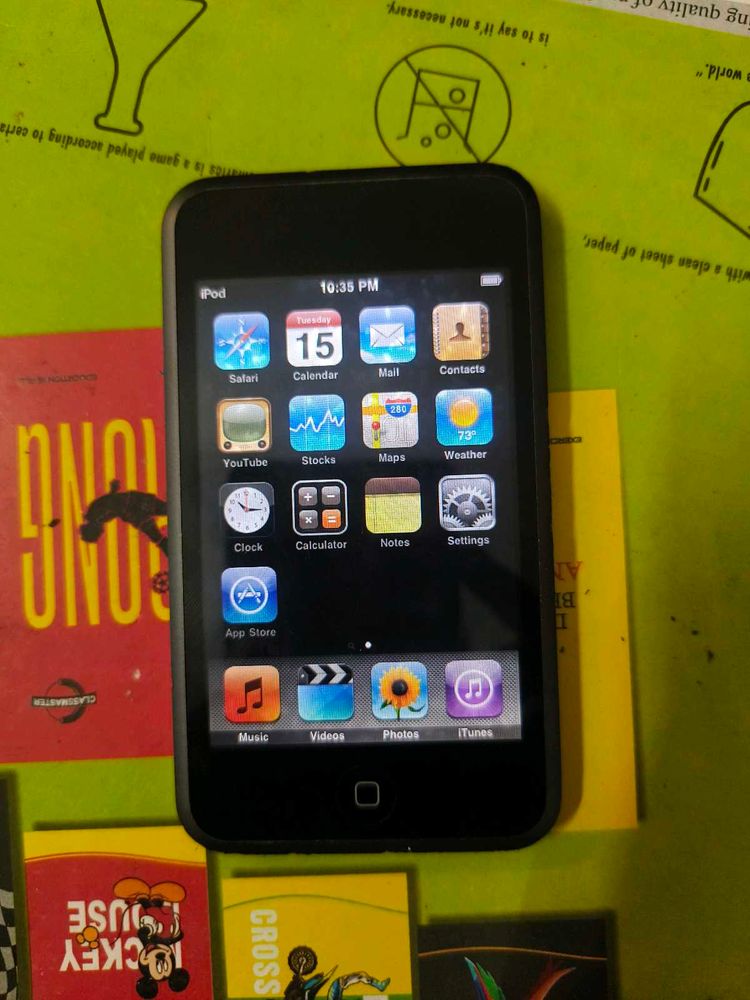 Apple iPod Touch 1st gen 8GB with sync cable