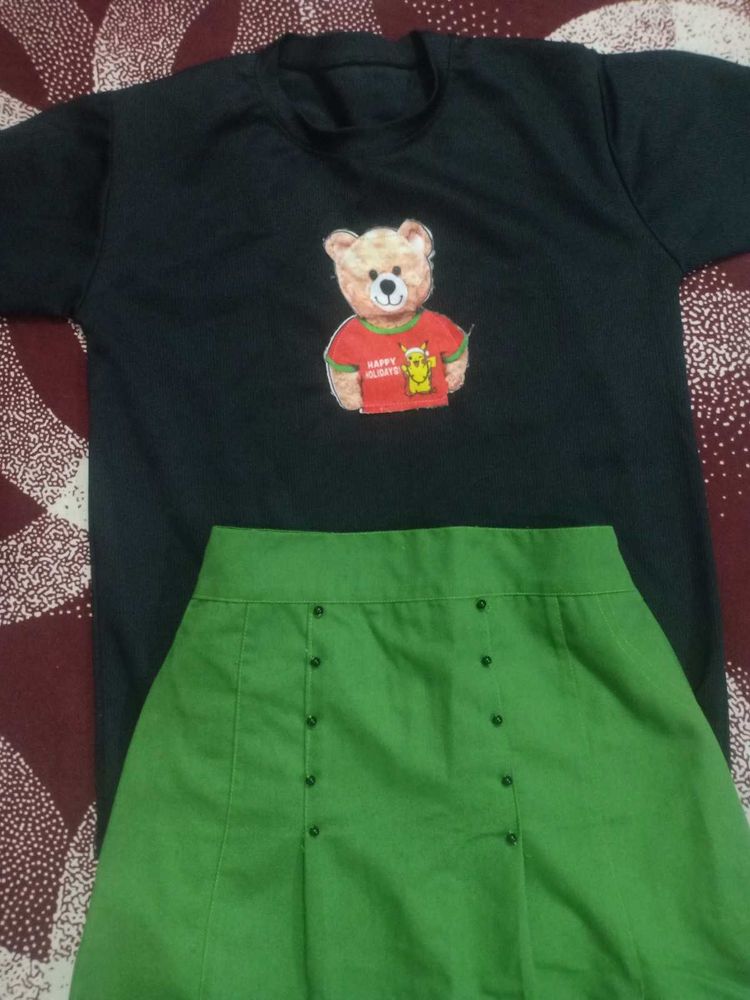 Cute Bear Graphic T-Shirt &amp; Green Skirt