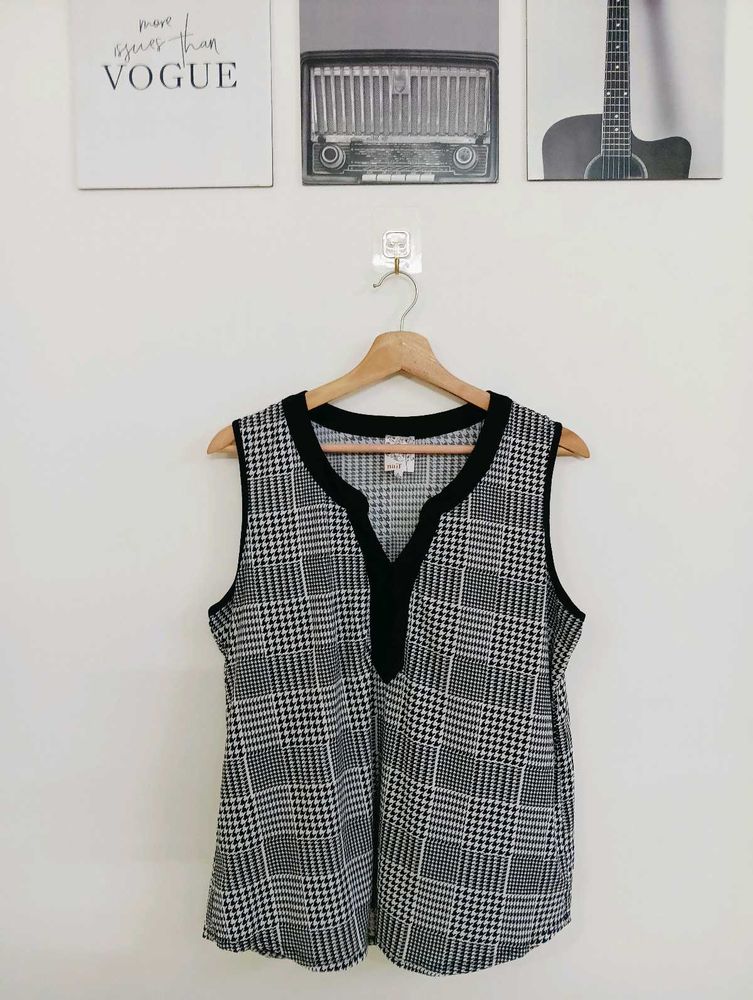 Chic Sleeveless Plaid Top