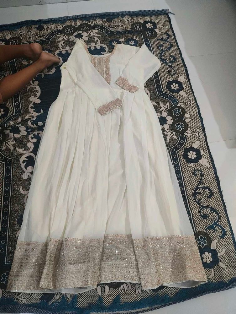 Elegant White Kurta with Embellishments Size L