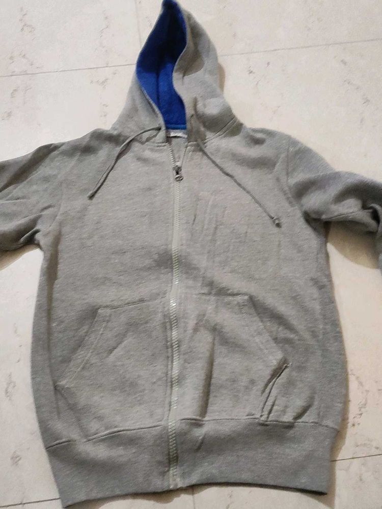 Gray Jacket With Cap And Pocket