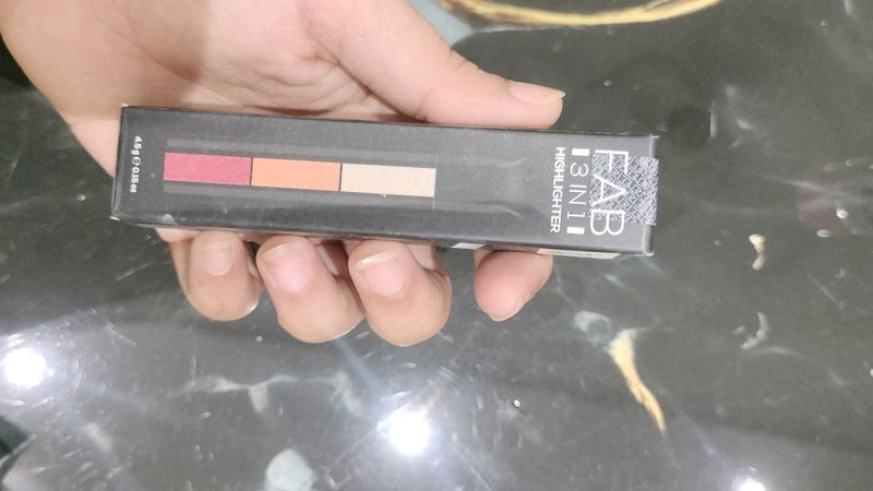 FAB 3-in-1 Highlighter Palette
