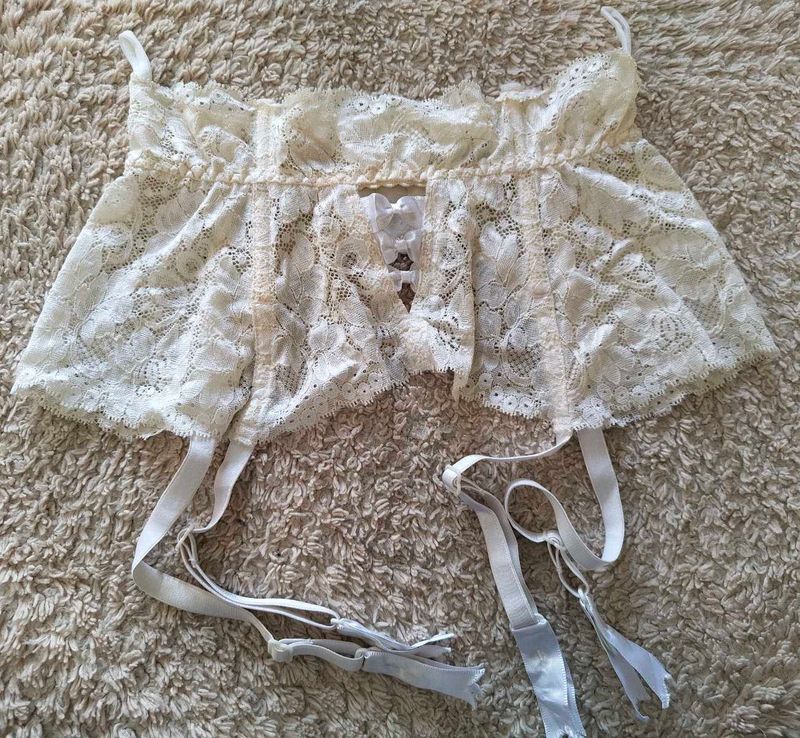 ✨ Escante White Lace Garter Belt ✨