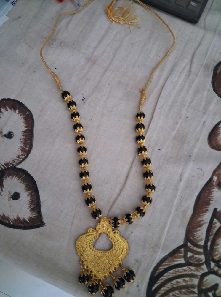 Elegant Gold and Black Necklace