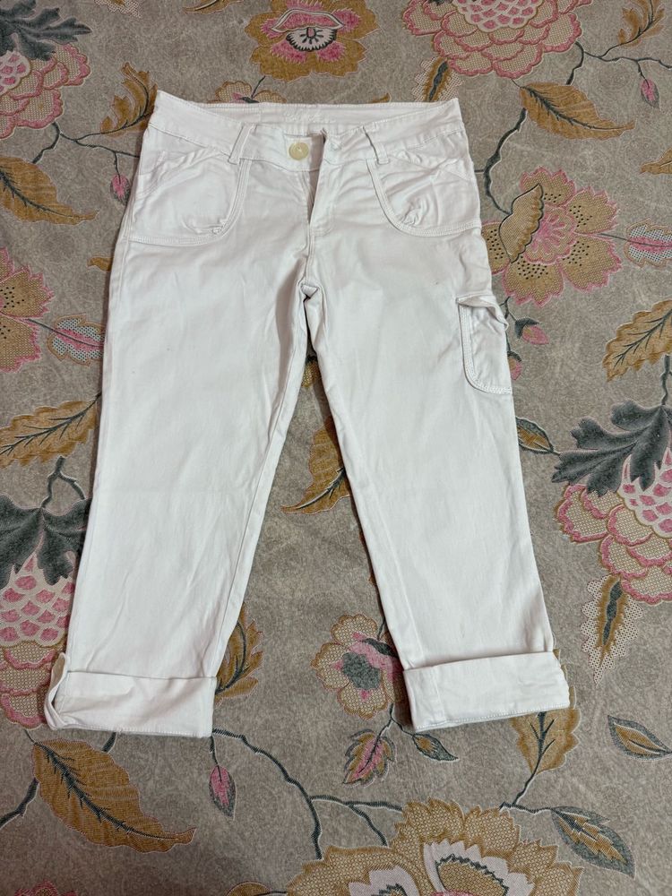 Women’s White Capri Pants !