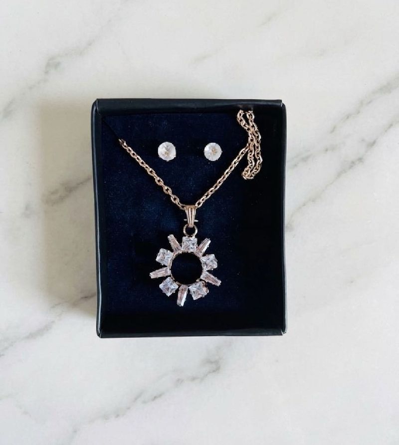 Sparkling Pendant Necklace &amp; Earring Set
