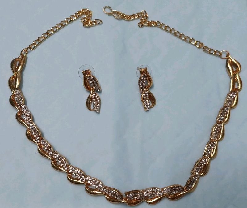 sukkhi alloy plated gold necklace set