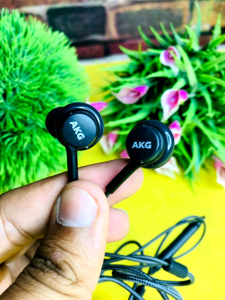 🎉 PRICE DROP 💸 (BRAND NEW) AKG Handsfree