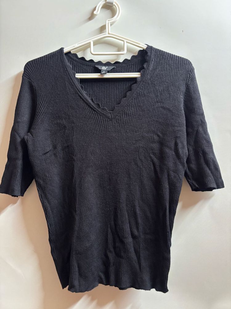Chic Black Ribbed V-Neck Top