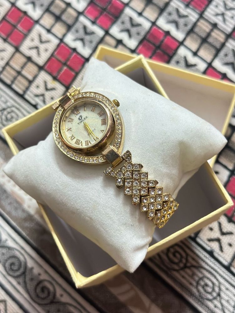Elegant Gold Watch with Rhinestones