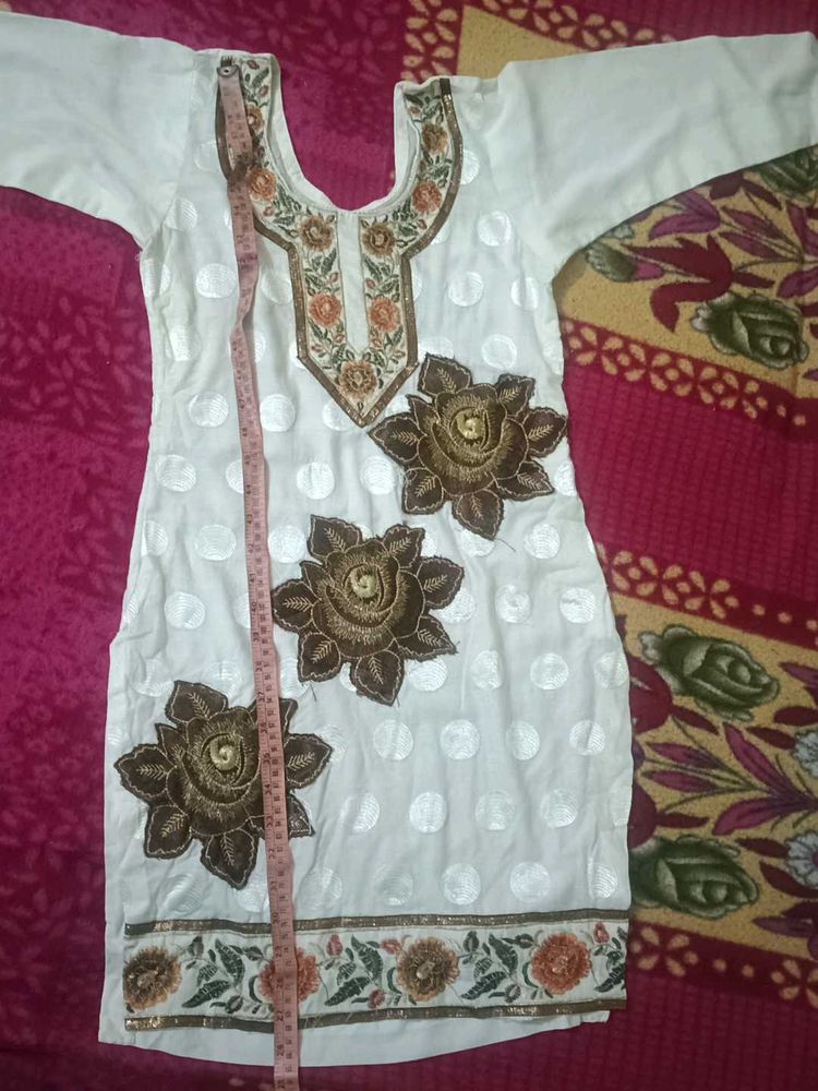 Elegant White Kurta with Embroidery