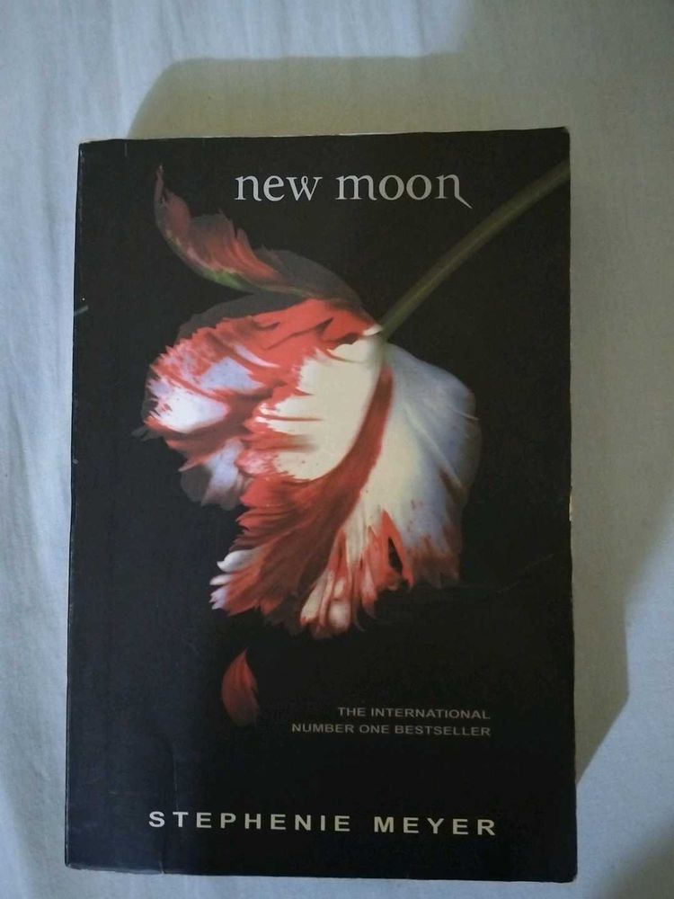 New Moon by Stephenie Meyer