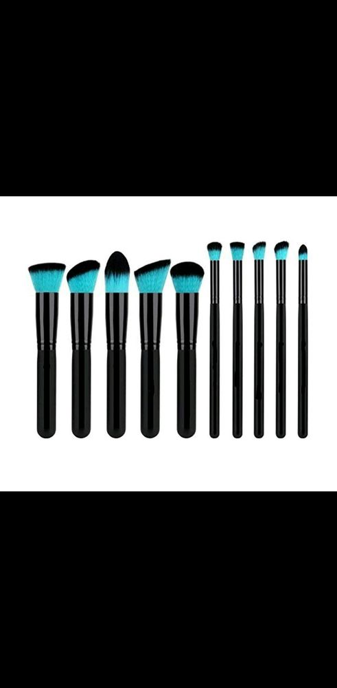 MAKEUP BRUSHES