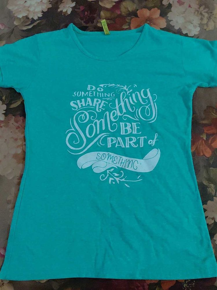 A turquoise/teal T-shirt