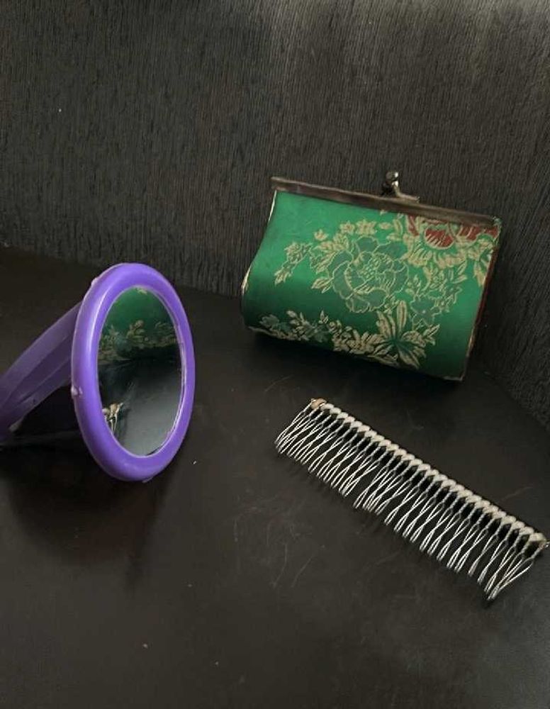Round Purple Mirror With Hair Fancy Clip