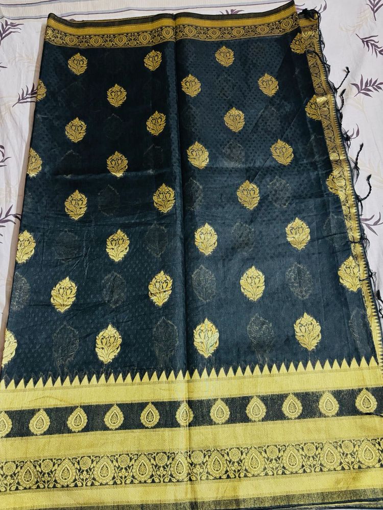 Elegant Black &amp; Gold Saree