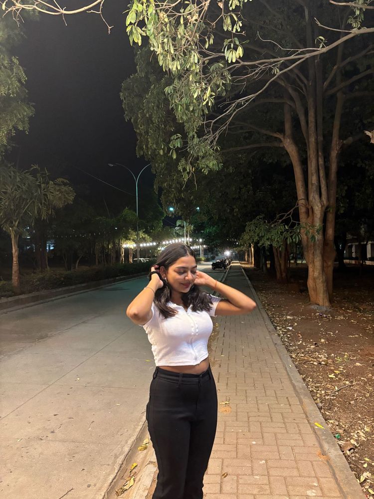 Stylish White Cropped zip-Up Top large size