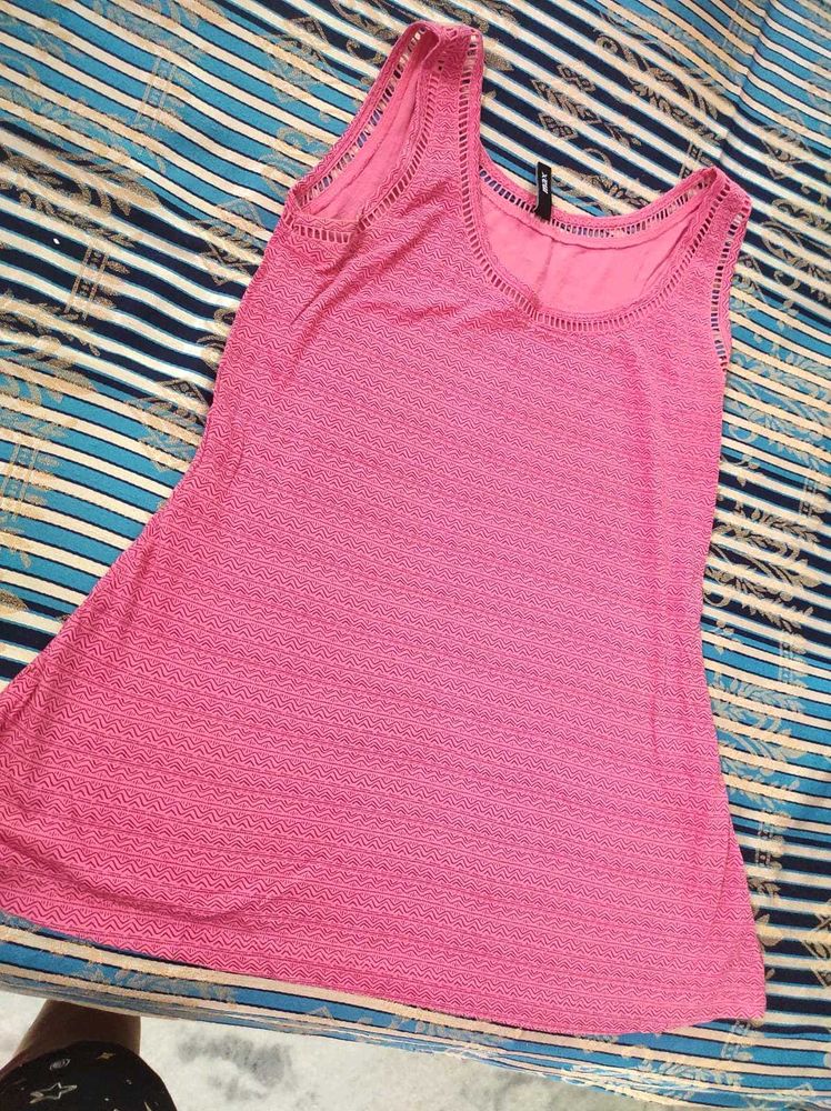 pink tank top