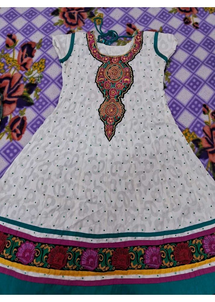 Elegant white kurta with Embroidered neckline
