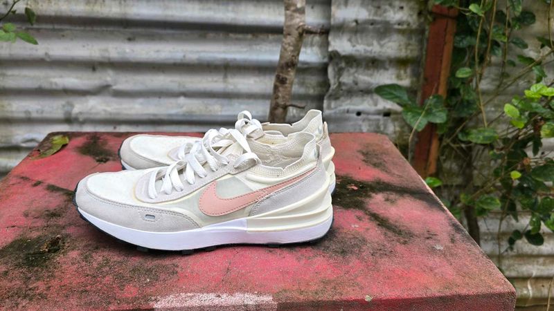Nike Sneakers - Cream &amp; Pink