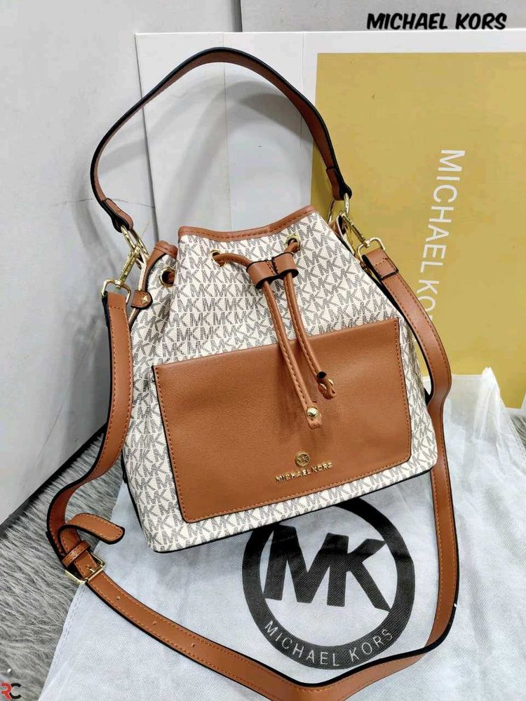 MICHAEL KORS*  *MAEVE MEDIUM BUCKET BAG*