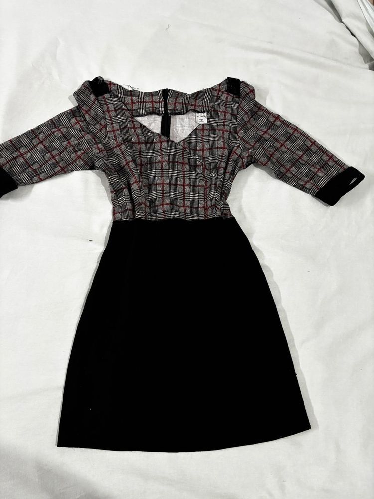Chic Plaid &amp; Black Midi Dress