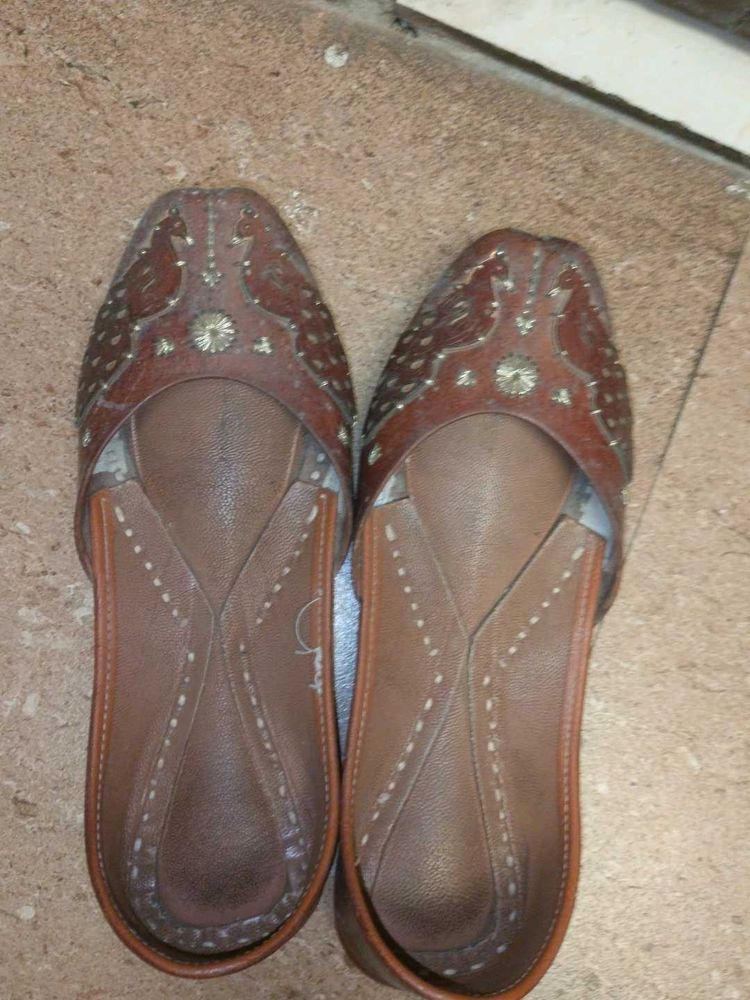 Embroidered Brown Leather Juttis