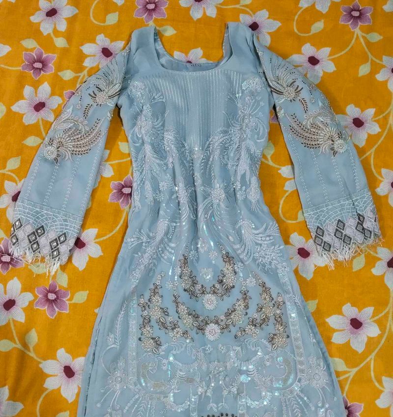 An elegant Pakistani suit
