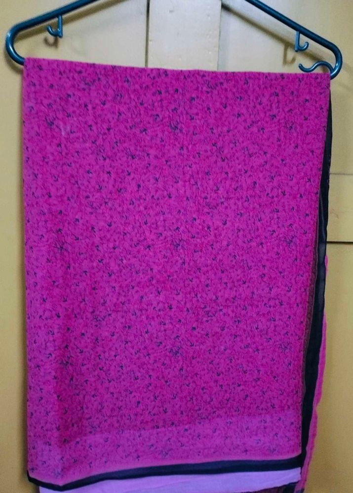 Vibrant Magenta 🌺 Floral Saree