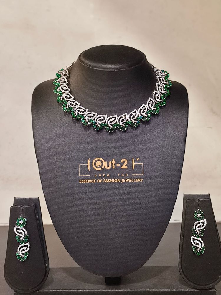 Stunning Emerald &amp; Diamond Necklace Set