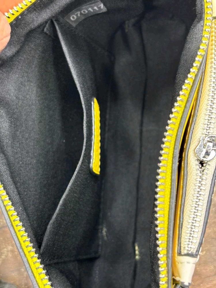 IMPORTED GUESS SLING  WID BRAND BOX AT SALE