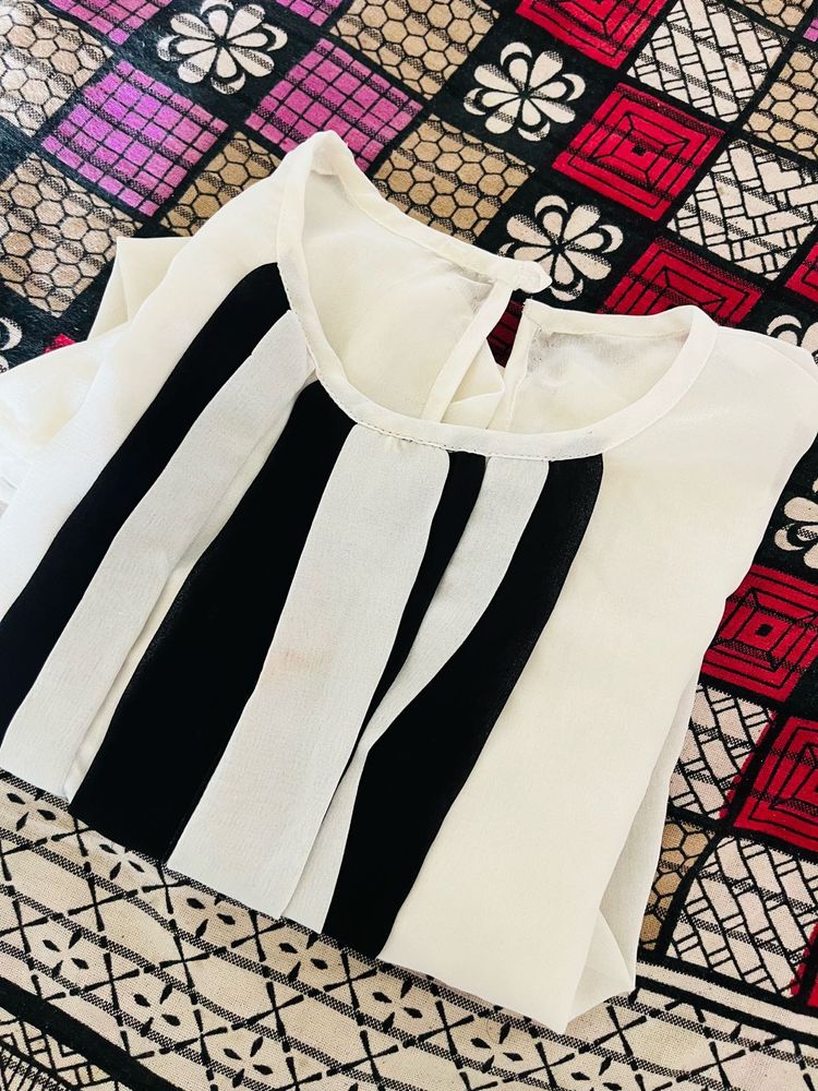 Chic Striped White &amp; Black Top