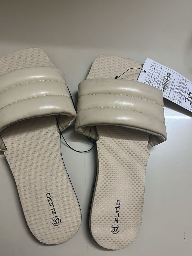 price drop‼️‼️Cream Padded Flat Sandals