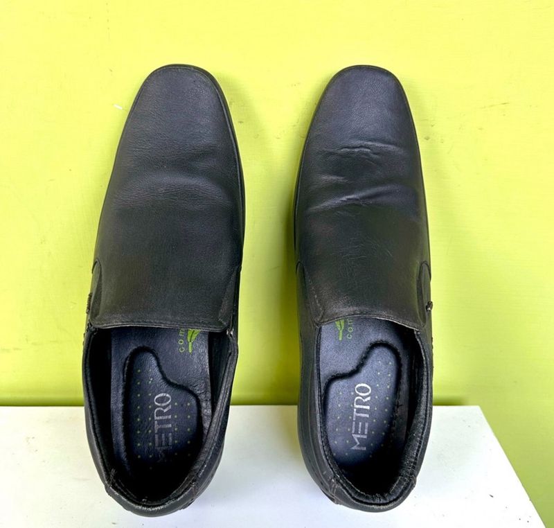 Black formal shoes