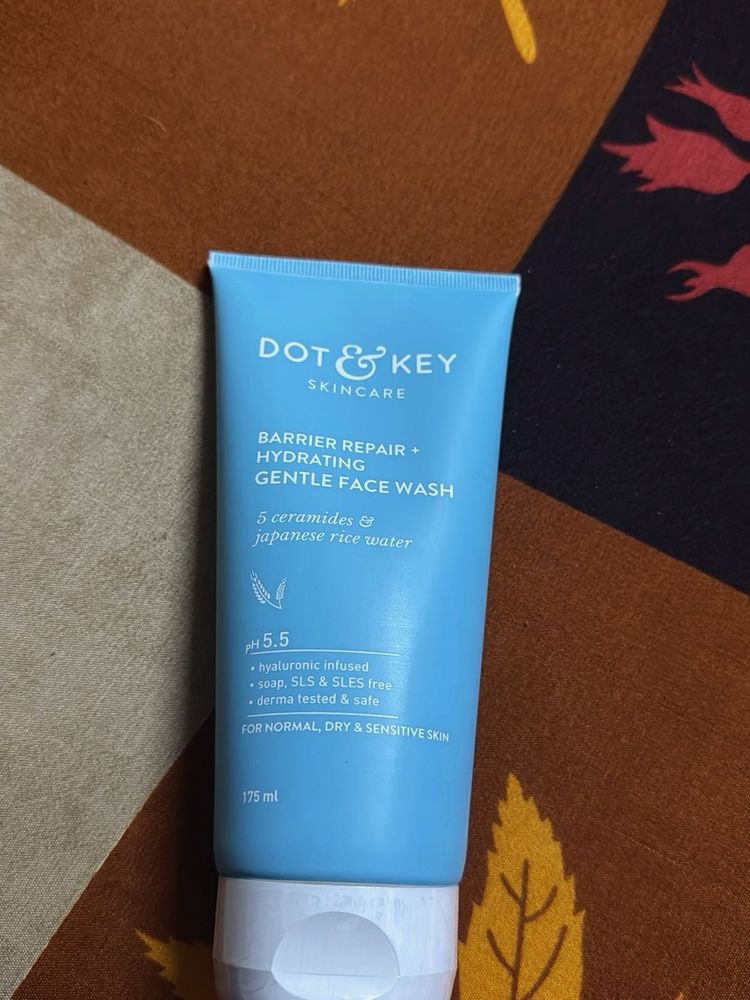DOT &amp; KEY Barrier Repair Gentle Face Wash