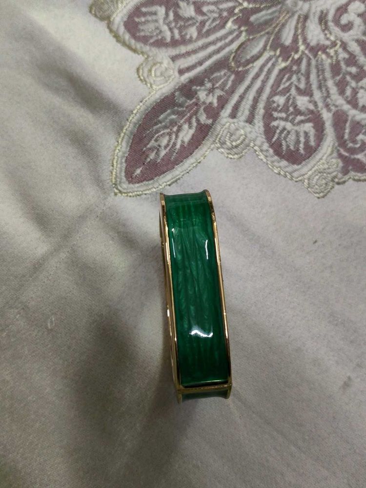 Elegant Green Enamel Bangle anti-tarnish