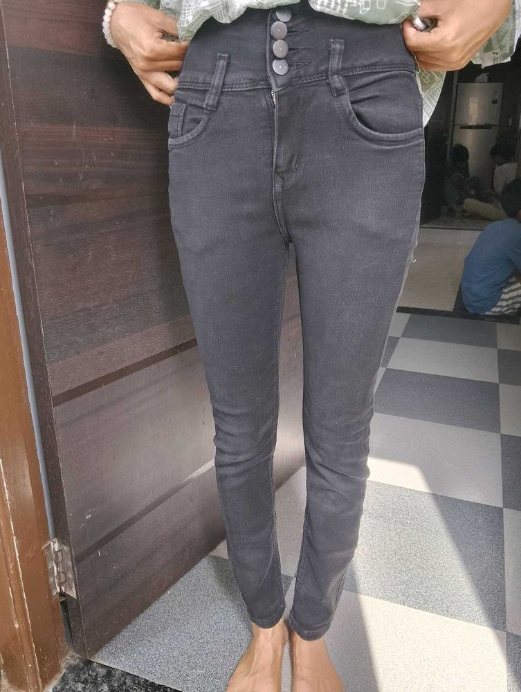 High-Waisted Charcoal black. Skinny Jeans
