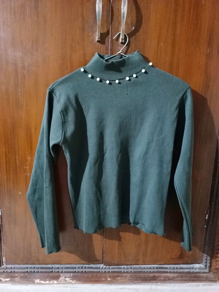 Crop Top With Pearl High Neck
