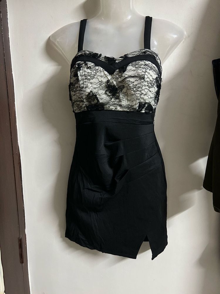 Chic Black &amp; Lace Mini Dress